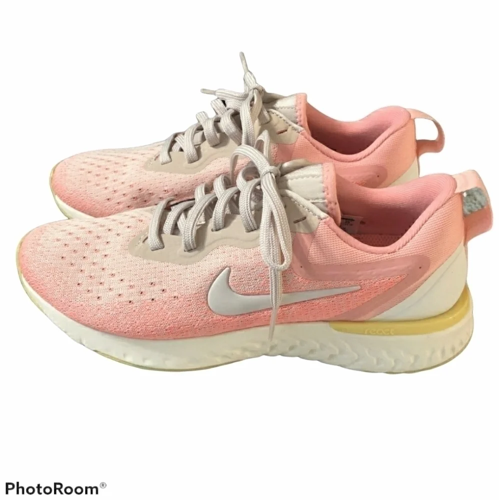 NIKE‎ Odyssey React Running Shoes Size 10 pink and White like new condition